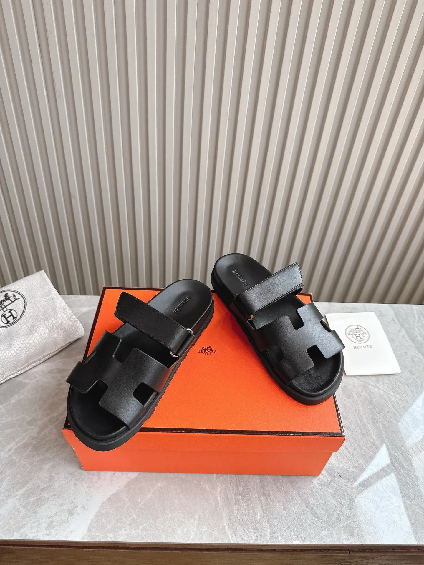 p480🐮🐮Couple model (top version) H family 2024 spring and summer new style HERMES Hermes' recently popular couple model pig nose angle sandals and slippers, paired with various colorful socks, popular. Upper: imported original deerskin (the genuine leather edging is not ordinary super migration). Lining: imported genuine leather. Outsole: Tpu non-slip and wear-resistant outsole. Size: Female 35-42 (40/42 non-returnable and non-exchangeable) Male size: 39-45 (45 non-refundable and non-exchangeable)